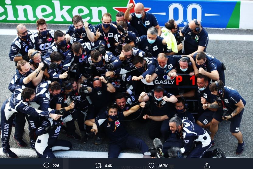 Kru AlphaTauri menyambut suka cita kesuksesan Pierre Gasly memenangi F1 GP Italia 2020 di Sirkuit Monza.