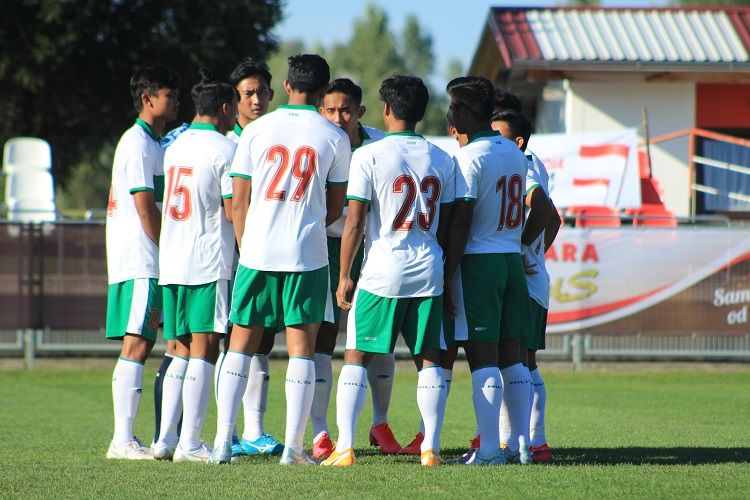 Pemain timnas Indonesia U-19 berdiskusi di tengah lapangan sebelum pertandingan melawan Bulgaria U-19 dalam Internastional U-19 Friendly Match di Zagreb, Kroasia, Sabtu, 5 September 2020.