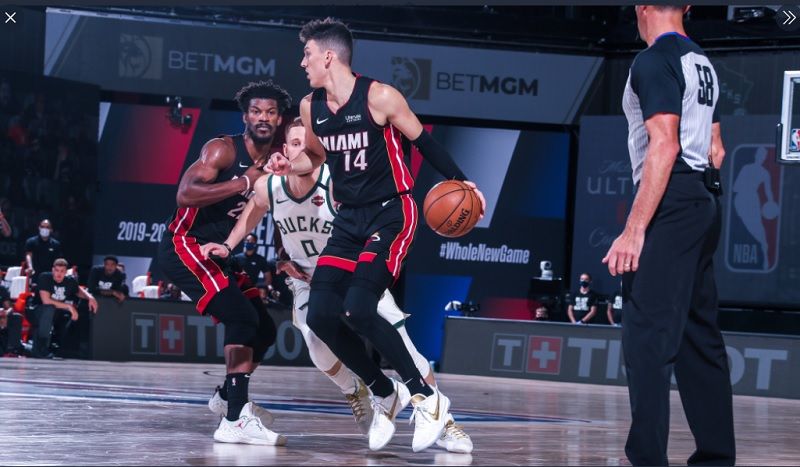 Aksi pemain Miami Heat, Tyler Herro, saat membawa bola dan berusaha melewati penjagaan pemain Milwaukee Bucks pada gim kelima semifinal Wilayah Timur NBA 2020 yang digelar pada Rabu (9/9/2020) WIB.