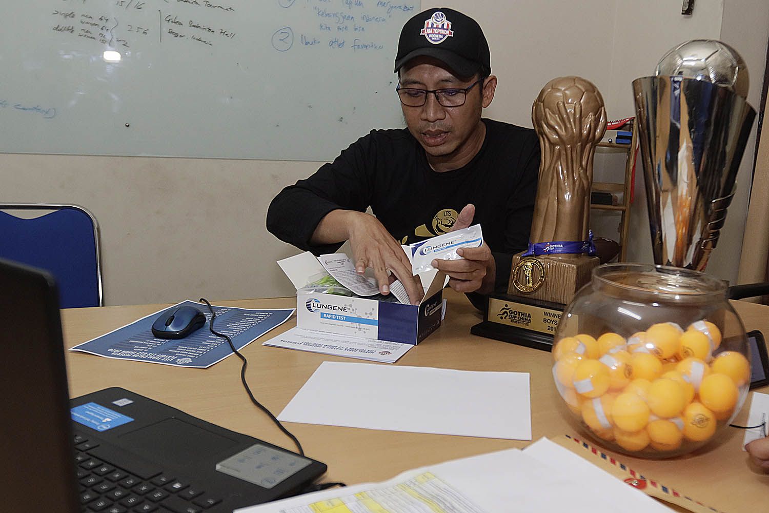 Direktur Liga Topskor, Yusuf Kurniawan memperlihatkan alat tes PCR kepada perwakilan peserta play-off  Liga Topskor U-12 2020 melalui google meet.