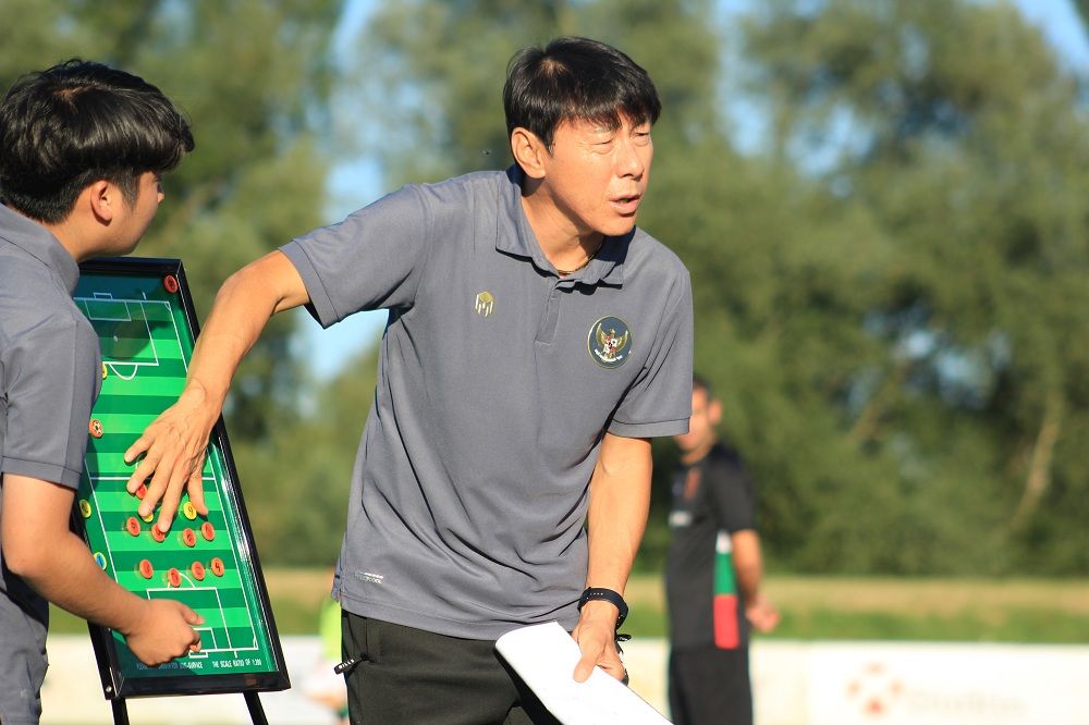 Pelatih timnas Indonesia, Shin Tae-yong, saat memberi penjelasan kepada pemain tentang strategi permainan yang diterapkan dalam sebuah laga International U-19 Friendly Match 2020 di Kroasia pada September 2020.