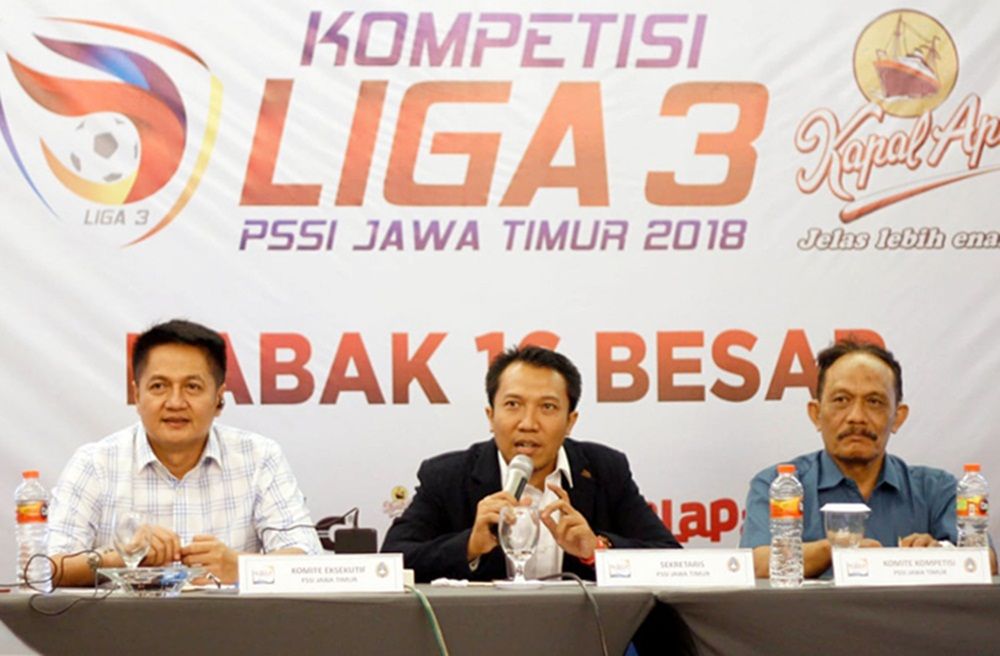 Sekum Asprov PSSI Jatim, Amir Burhanuddin (tengah), memberi keterangan mengenai pelaksanaan Liga 3 2020.