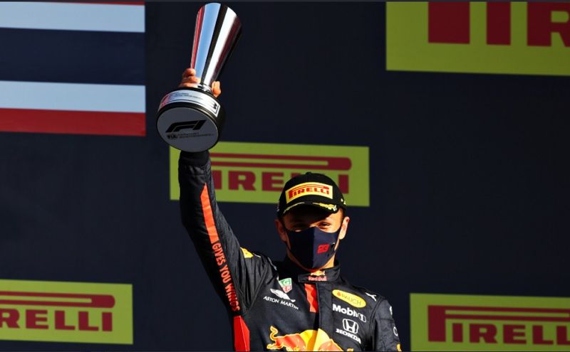 Pembalap Red Bull Racing, Alexander Albon, sukses meraih podium perdananya di ajang F1 setelah finis ketiga pada GP Tuscan yang digelar di Sirkuit Mugello, Italia, pada Minggu (13/9/2020).