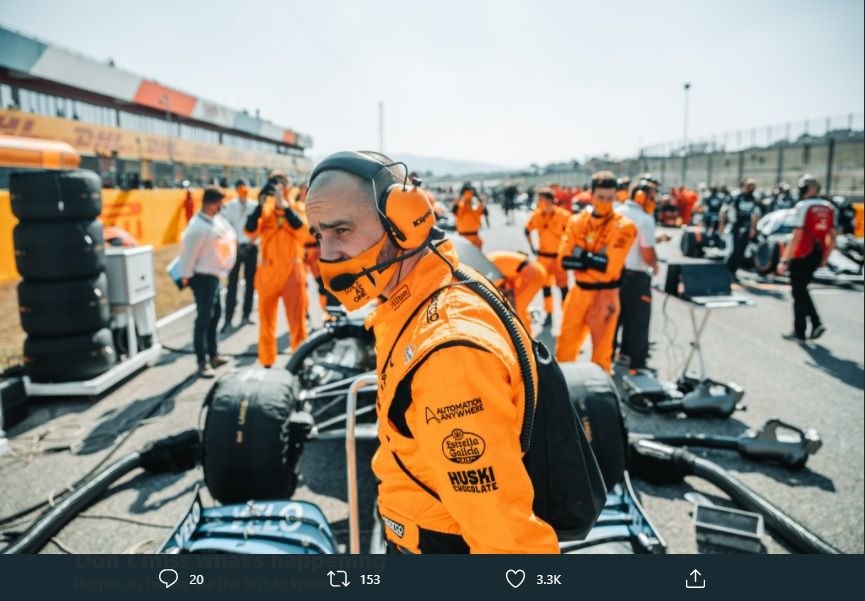 Kru tim F1 McLaren tengah mempersiapkan mobil balap mereka menjelang lomba GP Italia di Autodromo Nazionale Monza, Monza, akhir pekan lalu.