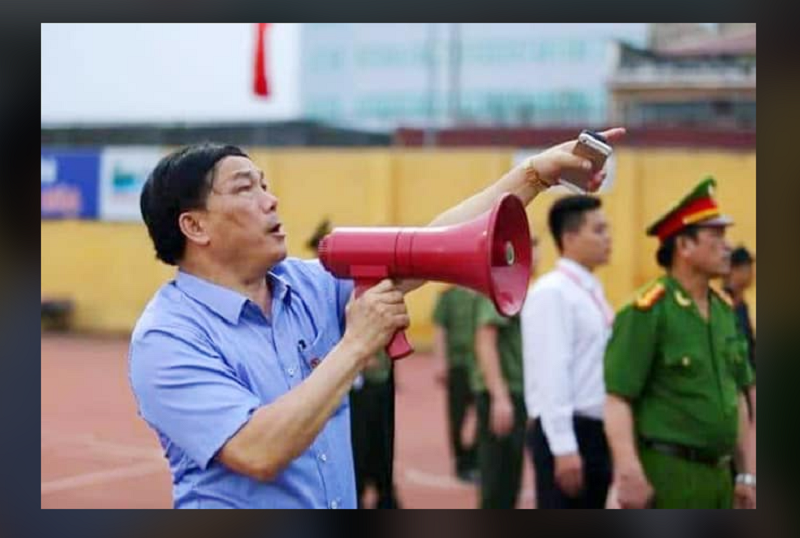 Nguyen Van De selaku Presiden klub Liga Vietnam, Thanh Hoa FC memakai mokrofon marah ke fan klubnya di Stadion Thanh Ho pada 14 September 2020.
