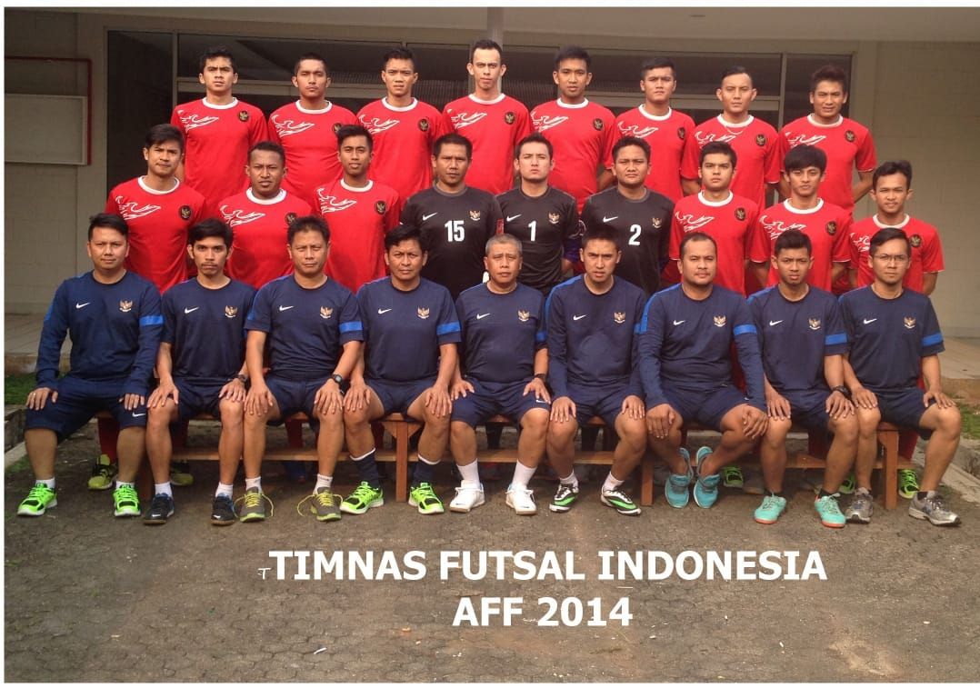 Bambang Bayu Saptaji (baris kedua, dua dari kanan) bersama timnas futsal Indonesia pada 2014.
