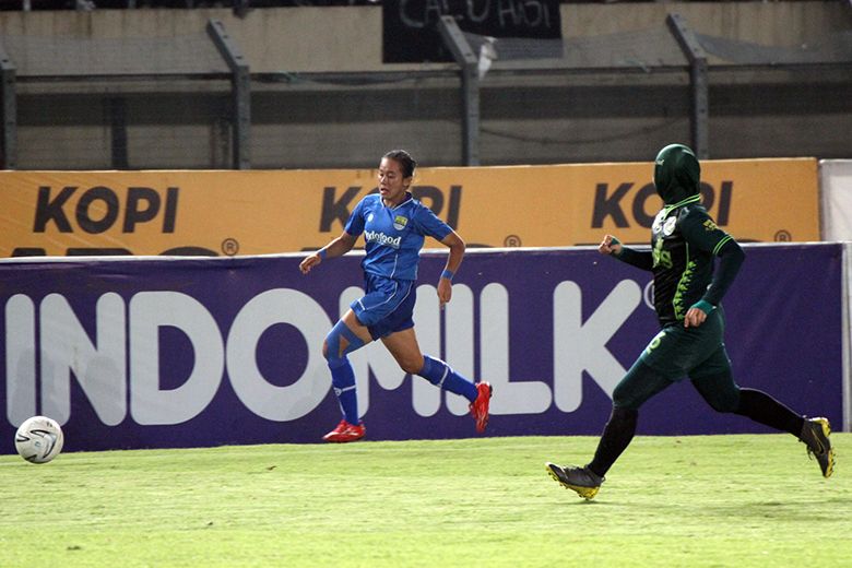 Pesepak bola putri Indonesia, Risqiyanti, saat membela Persib Putri dalam babak final Liga 1 Putri 2019.