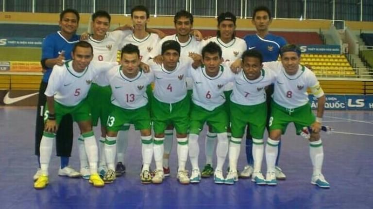 Skuad timnas futsal Indonesia foto bersama sebelum berlaga dalam sebuah ajang pada 2010.