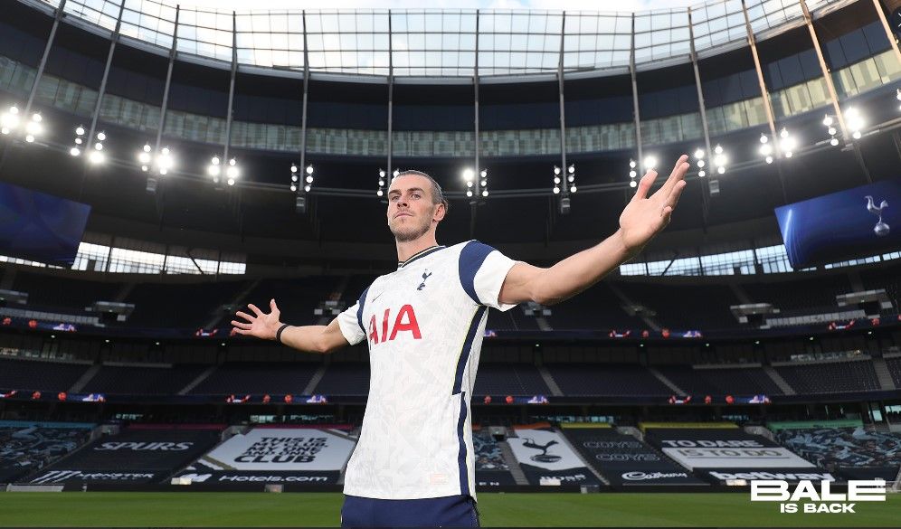 Gareth Bale berpose di Stadion Tottenham Hotspur sesaat setelah tekan kontrak dengan Tottenham Hotspur.