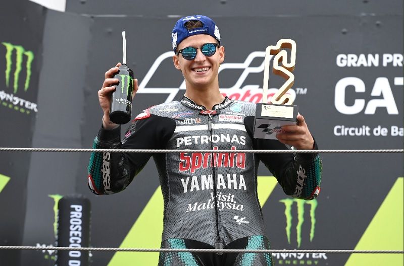 Pembalap Petronas Yamaha SRT Fabio Quartararo berpose di podium usai memenangi MotoGP Catalunya 2020 di Sirkuit Barcelona-Catalunya, Minggu, 27 September 2020.