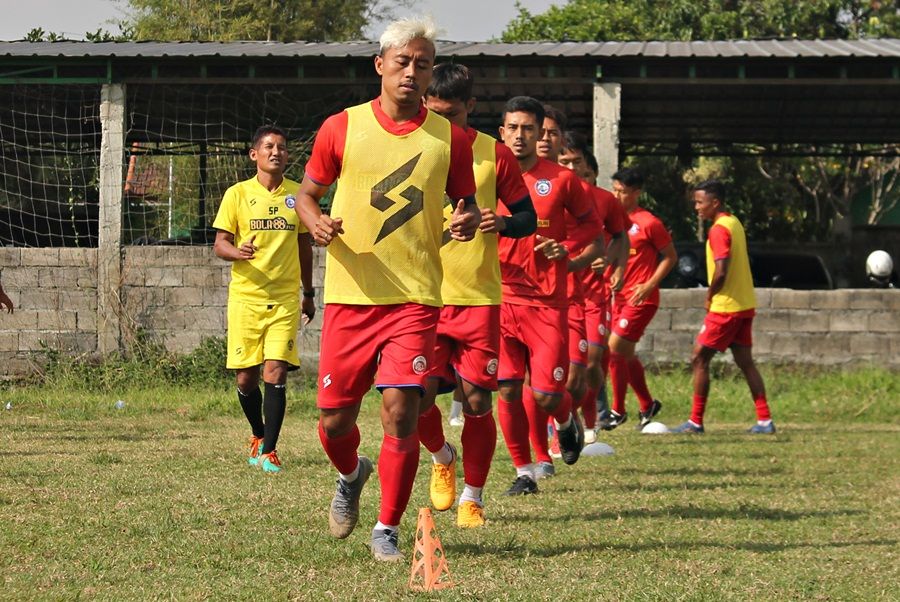 Liga 1 2020 ditunda, skuad Arema FC tetap berlatih di Lapangan SMKN 12 Malan, Balearjosari, Kota Malang pada 29 September 2020.