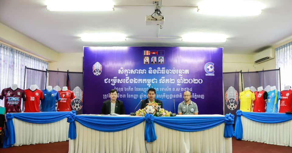 Wakil Sekretaris Jendral FFC Lay Sothea (tengah) saat mengumumkan start pelaksanaan kasta kedua Liga Kamboja 2020 pada 23 September 2020.