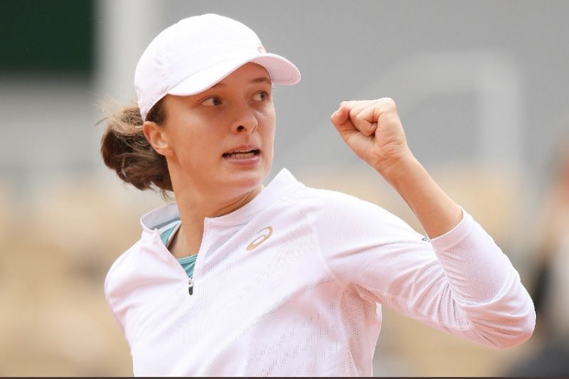 Petenis muda asal Polandia, Iga Swiatek, kala tampil pada partai semifinal nomor tunggal putri French Open 2020 yang digelar pada Kamis (8/10/2020).