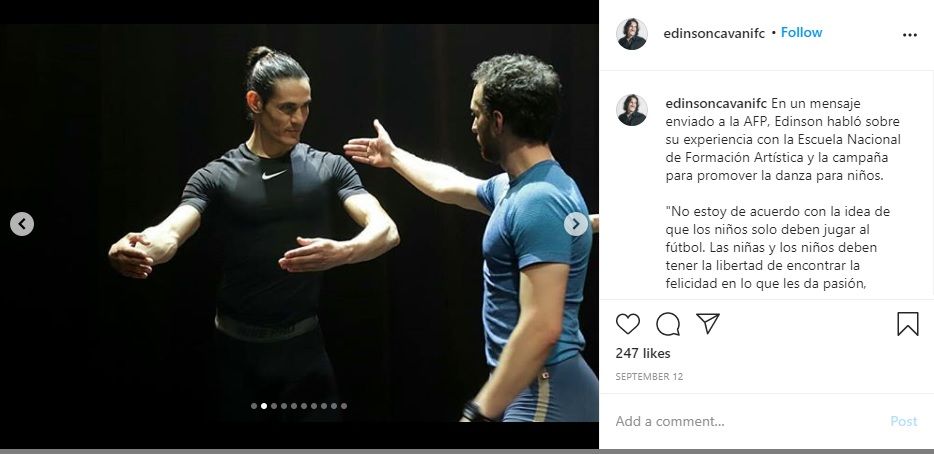 Edinson Cavani terlihat mempelajari sebuah gerakan balet bersama para penari klasik profesional di atas panggung Auditorium Adela Reta di Montevideo pada musim panas lalu.