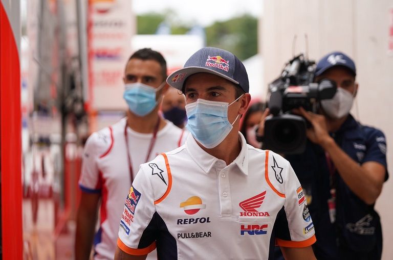 Pembalap Repsol Honda Marc Marquez harus rela tersisih dari persaingan gelar juara dunia MotoGP 2020 akibat cedera lengan kanan yang membuatnya absen panjang musim ini.