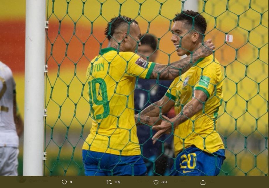 Everton (kiri) dan Roberto Firmino (kanan) merayakan gol yang dicetak pada laga Brasil vs Bolivia, Sabtu 10 Oktober 2020 