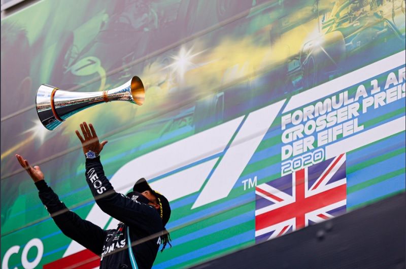 Selebrasi pembalap Mercedes-AMG Petronas, Lewis Hamilton, usai memenangi F1 GP Eifel 2020 yang berlangsung di Nurburgring, Jerman, Minggu (11/10/2020).