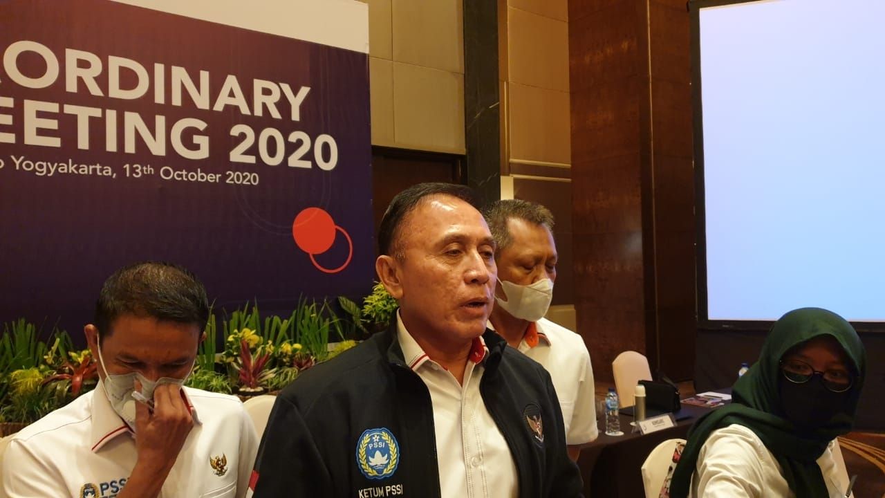 Ketua Umum PSSI, Mochamad Iriawan (tengah), memberi keterangan pers seusai rapat PSSI, PT LIB, dan klub Liga 1 di Yogyakarta pada 13 Oktober 2020.