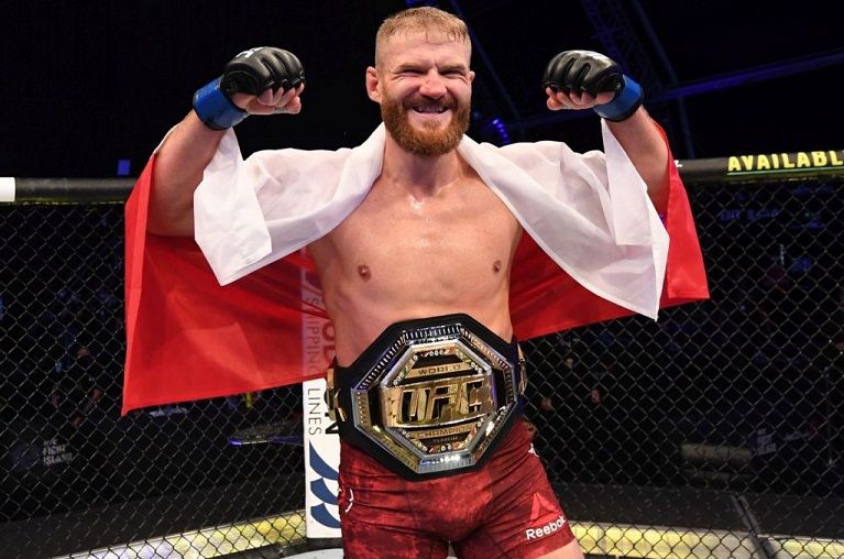 Juara divisi light heavyweight UFC Jan Blachowicz mengaku siap menghadapi pemegang gelar kelas menengah Israel Adesanya pada 2021.