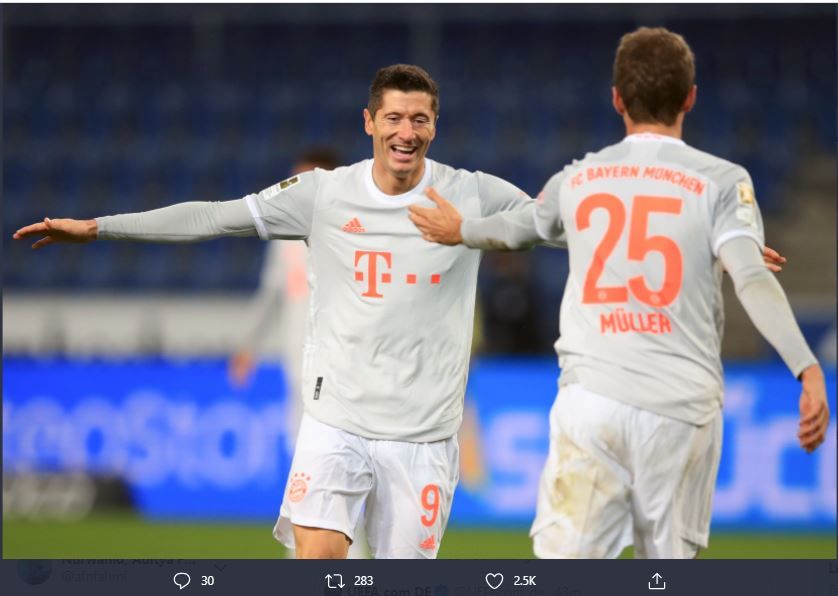 Robert Lewandowski merayakan golnya bersama Thomas Muller pada llaga Arminia Bielefeld vs Bayern Munchen, Sabtu 17 Oktober 2020
