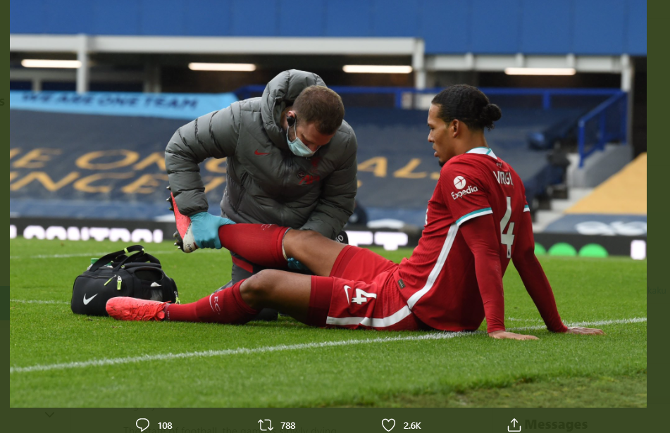 Bek Liverpool, Virgil van Dijk, mengalami cedera saat melawan Everton, Sabtu (17/10/2020).