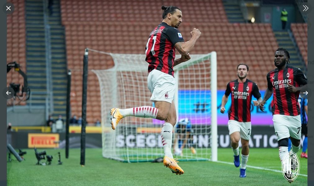 Striker AC Milan, Zlatan Ibrahimovic, merayakan gol ke gawang Inter Milan pada Liga Italia, Sabtu (17/10/2020).