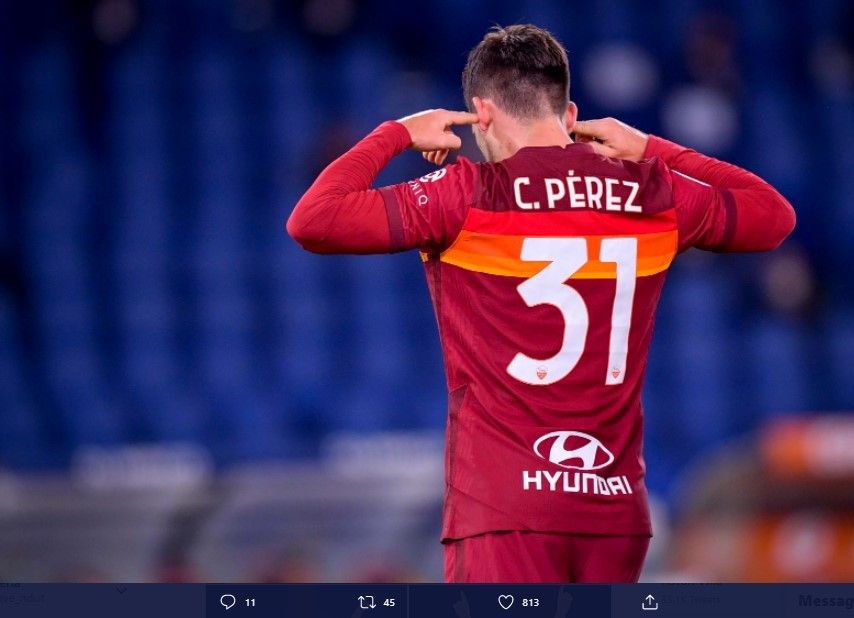 Winger AS Roma, Carles Perez, menutup telinga saat melakukan selebrasi dalam laga lawan Benevento, di Stadion Olimpico, Minggu 18 Oktober 2020.