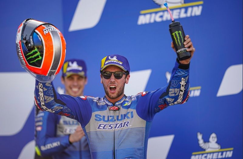 Alex Rins (Suzuki Ecstar) meluapkan emosinya di podium usai memenangi MotoGP Aragon 2020, Minggu (18/10/2020).