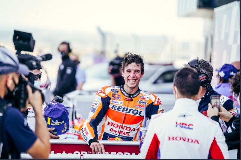 Senyum lebar tersungging di wajah Alex Marquez (Repsol Honda) setelah berhasil finis kedua pada MotoGP Aragon 2020, Minggu (18/10/2020).