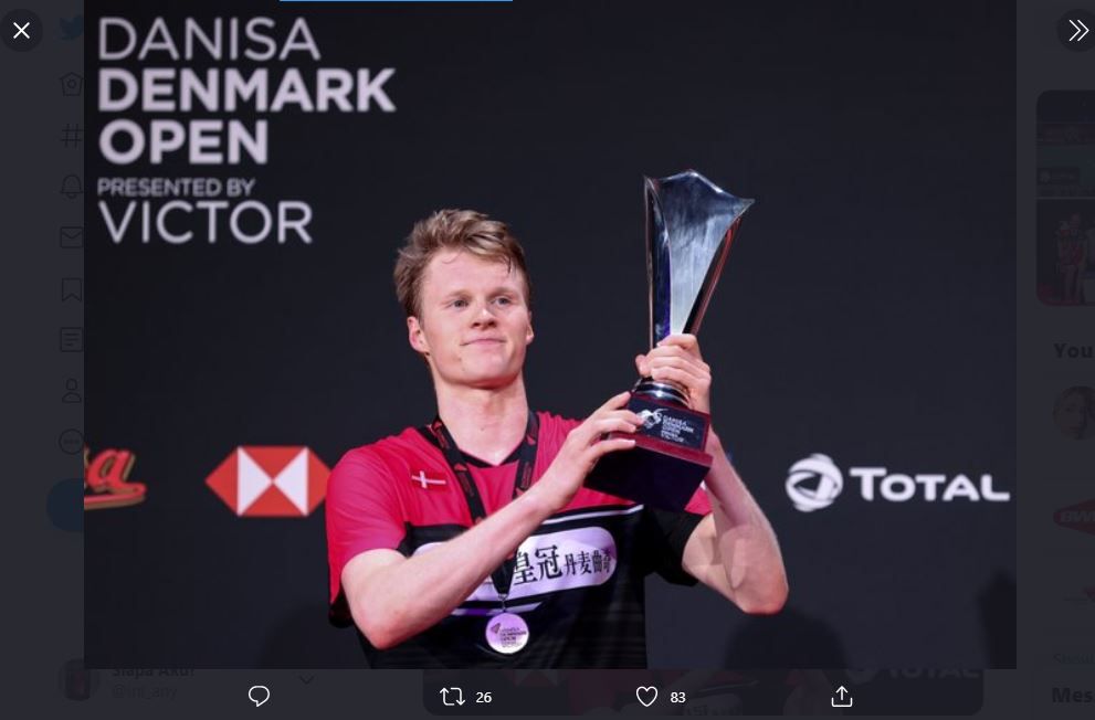 Anders Antonsen (Denmark) mengangkat trofi juara Denmark Open 2020 pada Minggu (18/10/2020),