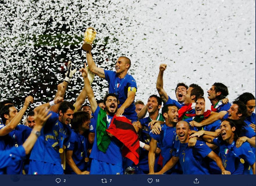 Fabio Cannavaro memegang trofi Piala Dunia bersama skuad Timnas Italia sebagai juara Piala Dunia 2006