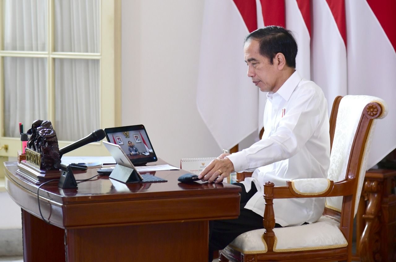 Presiden Joko Widodo saat memimpin Rapat Terbatas terkait Piala Dunia U-20 2021 secara virtual, 20 Oktober 2020.
