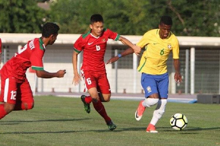 Timnas U-19 Indonesia saat berhadapan dengan Brasil pada Toulon Tournament 2017.