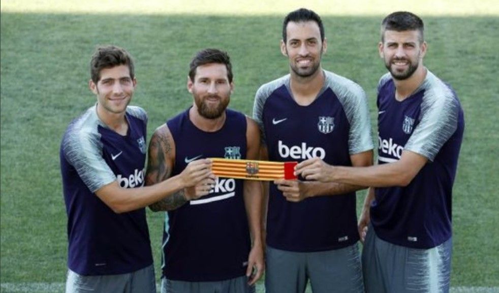 (Ki-ka) Sergi Roberto, Lionel Messi, Sergio Busquets dan Gerard Pique, menjadi kapten Barcelona.