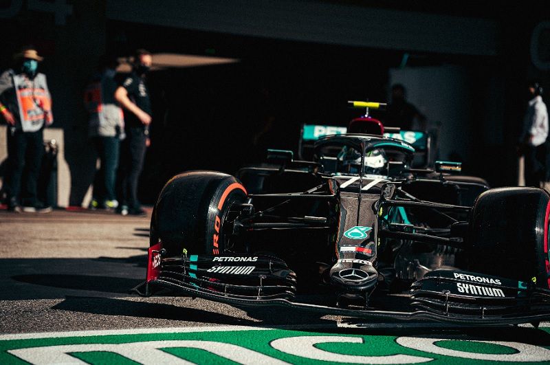 Pembalap Mercedes-AMG Petronas, Valtteri Bottas, sesaat sebelum turun ke lintasan Sirkuit Algarve, Portimao, dalam sesi latihan bebas ketiga F1 GP Portugal 2020, Sabtu, 24 Oktober 2020.