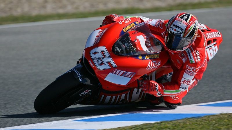Loris Capirossi, yang berstatus juara dunia 125cc dan 250cc, tidak mampu mengulang pencapaiannya saat berada di MotoGP.