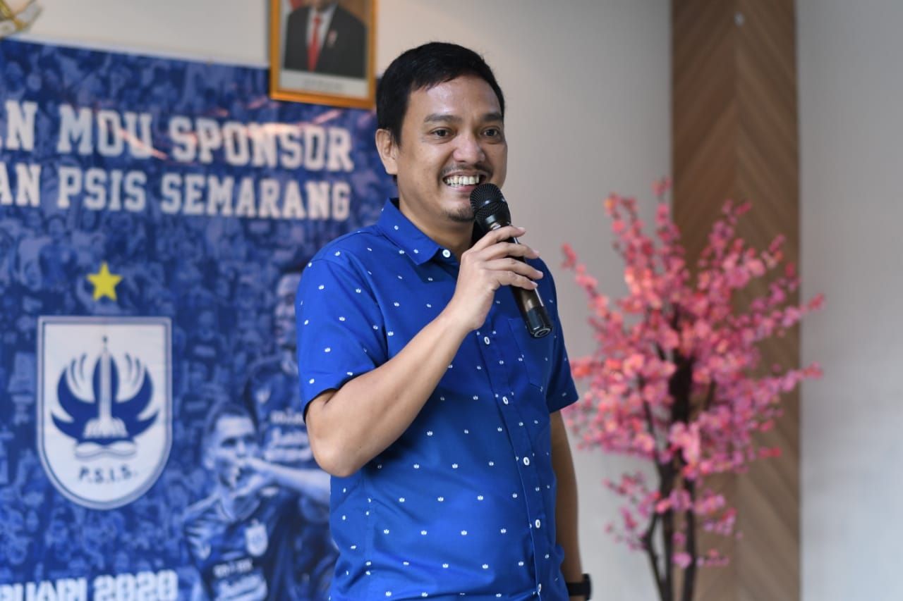 Chief Excecutive Officer (CEO) PSIS Semarang, Yoyok Sukawi, memberi sambutan dalam acara pengenalan sponsor klub pada 2020.