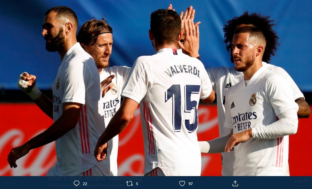 Para pemain Real Madrid merayakan salah satu gol ke gawang Huesca dalam lanjutan Liga Spanyol, Sabtu (31/10/2020).