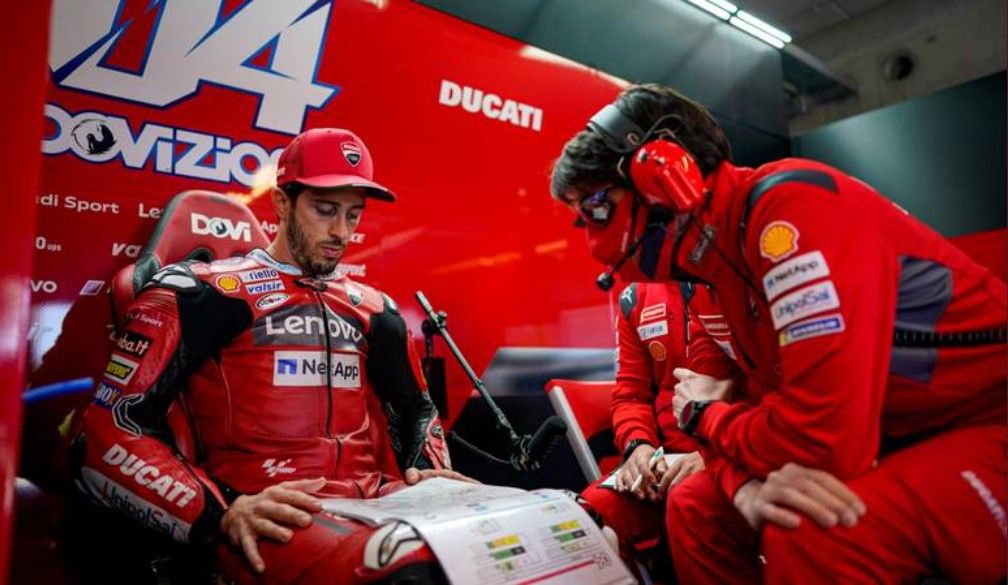 Pembalap Ducati, Andrea Dovizioso, sedang mengamati data teknik.
