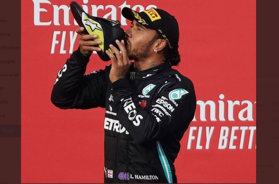 Pembalap Mercedes, Lewis Hamilton, melakukan shoey dari sepetu Daniel Ricciardo, setelah menjuarai GP Emilia Romagna.