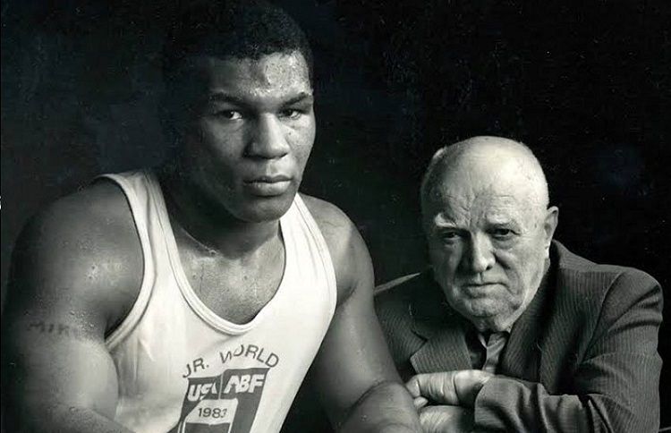 Mike Tyson bersama pelatih pertama dan sosok yang paling berjasa dalam membantunya meniti karier sebagai petinju besar, Cus D'Amato.