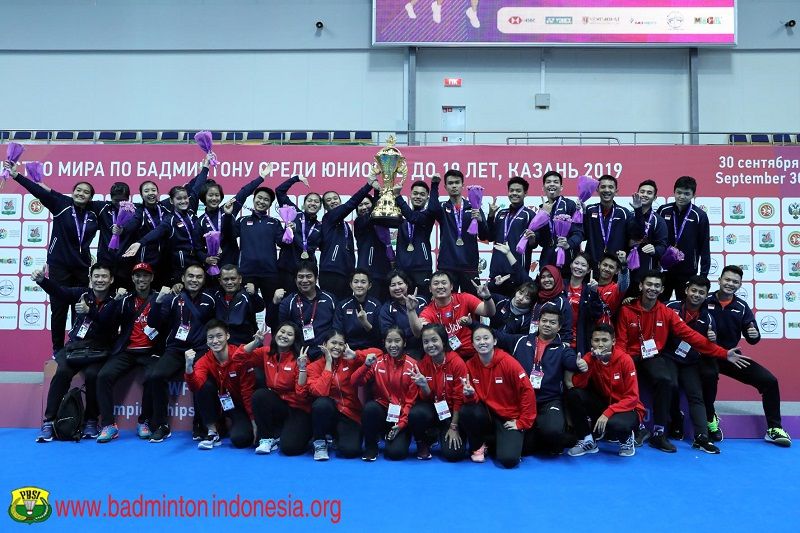 Ekspresi kegembiraan kontingen Indonesia setelah berhasil menjuarai Kejuaraan Dunia Bulu Tangkis Beregu Campuran 2019 alias Piala Suhandinata 2019 yang saat itu digelar di Kazan, Rusia.