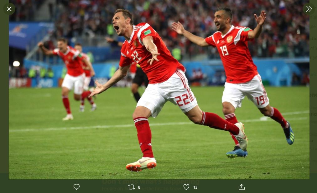 Penyerang timnas Rusia, Artem Dzyuba (#22), sedang merayakan gol dalam sebuah pertandingan internasional.