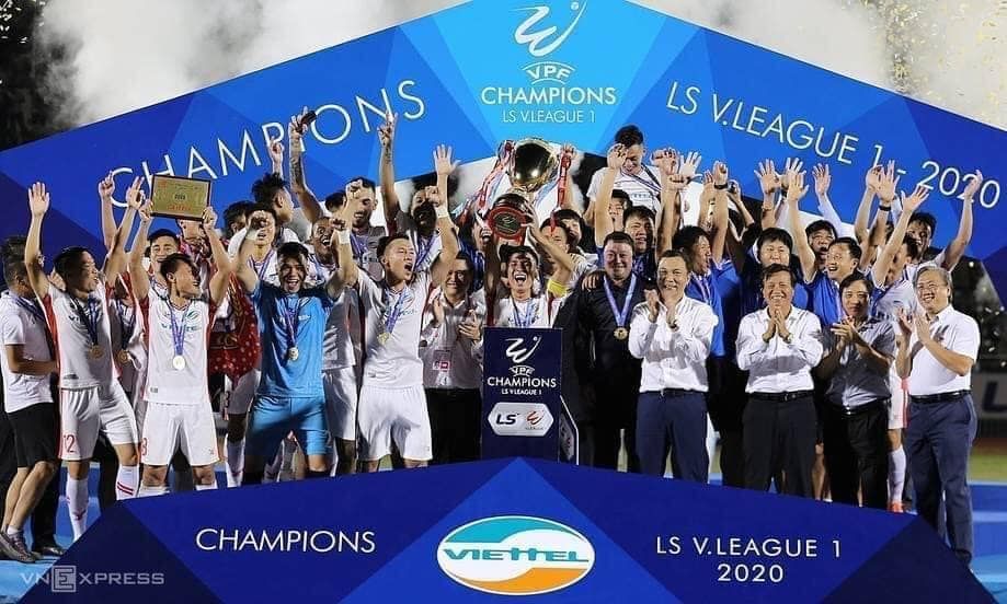 Selebrasi para pemain, pelatih, ofisial, dan manajemen Viettel FC selepas menang atas Saigon FC lalu menjuarai kasta teratas Liga Vietnam atau V.League 1 2020, 8 November 2020.