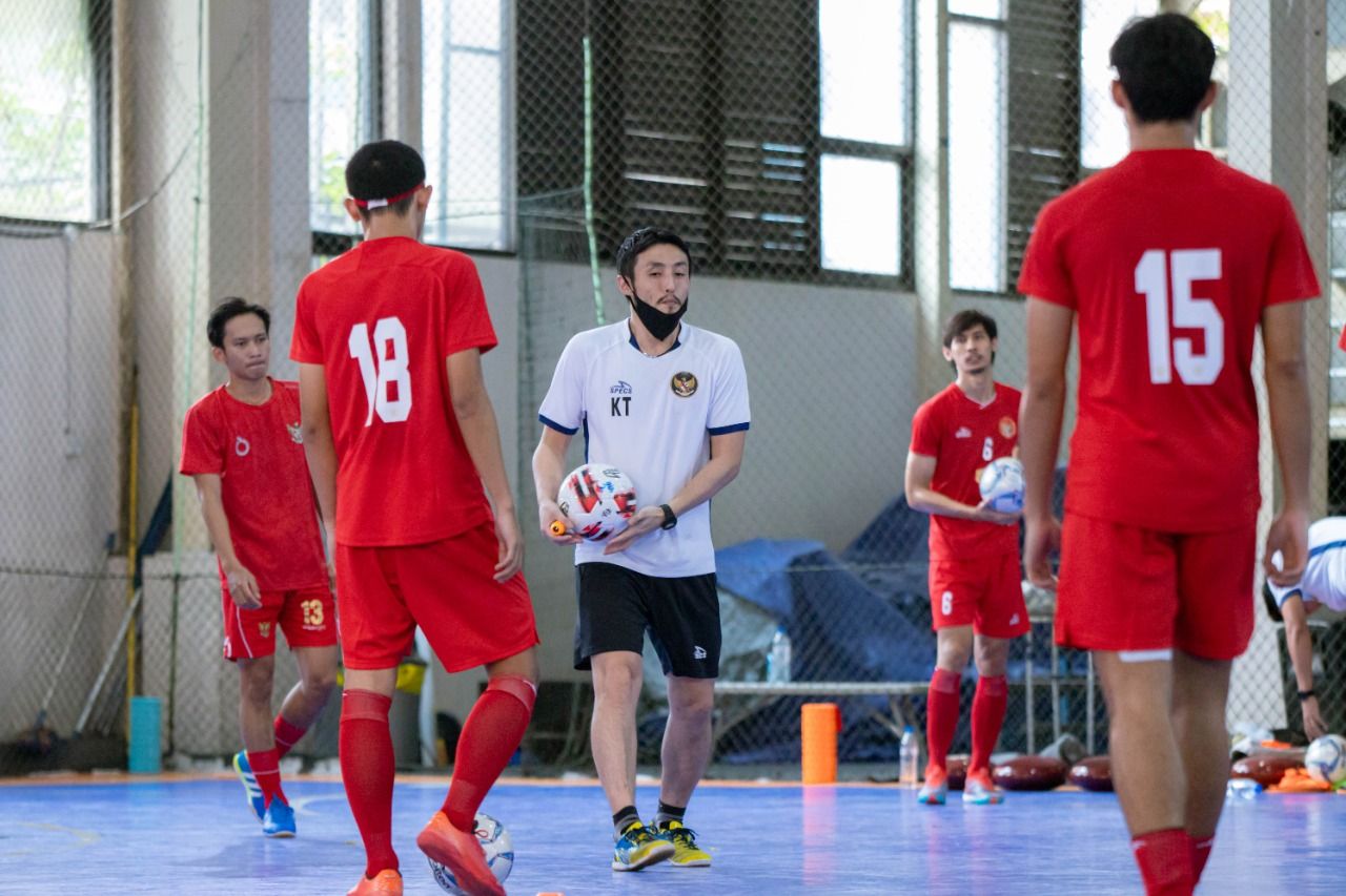 Pelatih timnas Futsal Indonesia, Kensuke Takahashi, memberikan arahan kepada pemainnya saat pemusatan latihan jelang hadapi Piala Asia Futsal 2020.