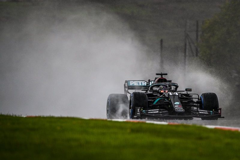 Lewis Hamilton (Mercedes-AMG Petronas) saat tampil dalam sesi balapan F1 GP Turki 2020 yang digelar di Sirkuit Intercity Istanbul Park pada Minggu (15/11/2020).