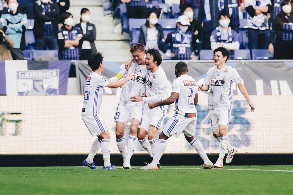 Para pemain Vegalta Sendai merayakan gol ke gawang Gamba Osaka pada laga Meiji Yasuda J1 League 2020, Sabtu (14/11/2020).