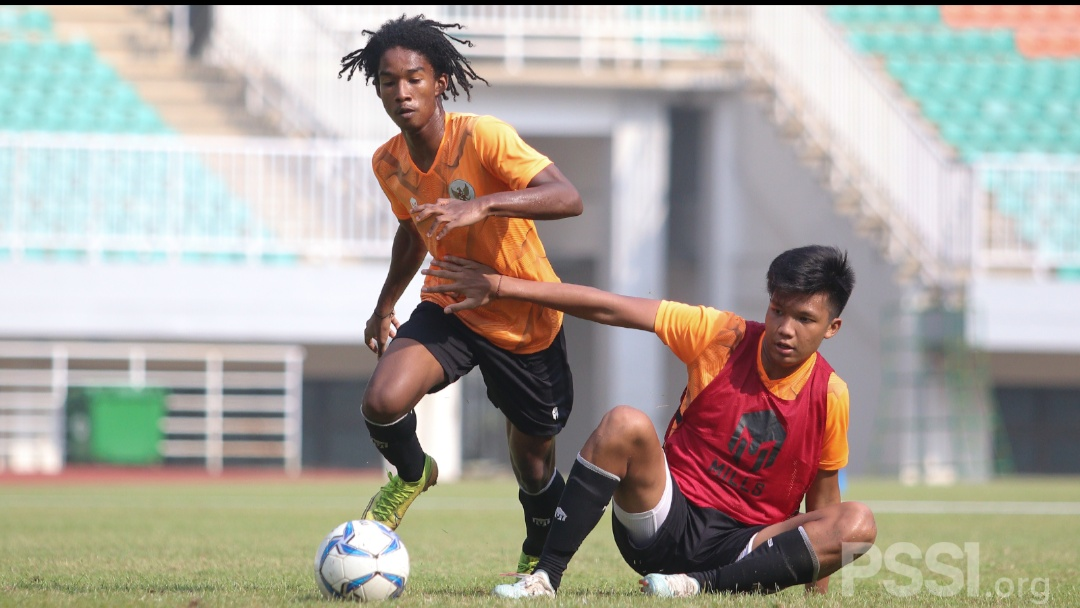 Ronaldo Kwateh (kiri) dalam sesi latihan timnas U-16 Indonesia.