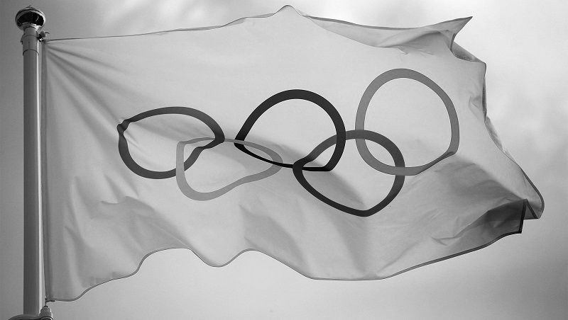 Bendera Olimpiade yang berkibar.