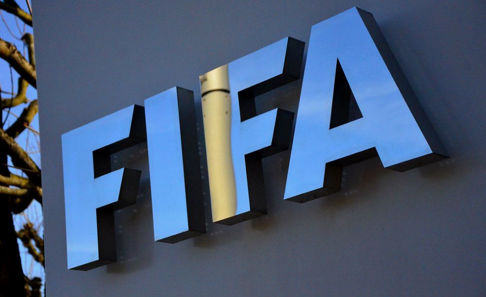 Logo FIFA di depan kantor pusatnya di Zurich, Swiss.